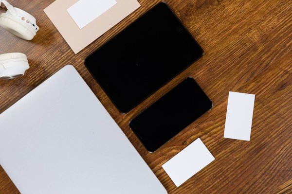 Quels sont les avantages de l'utilisation des enveloppes postales et comment cela affecte l'environnement ?